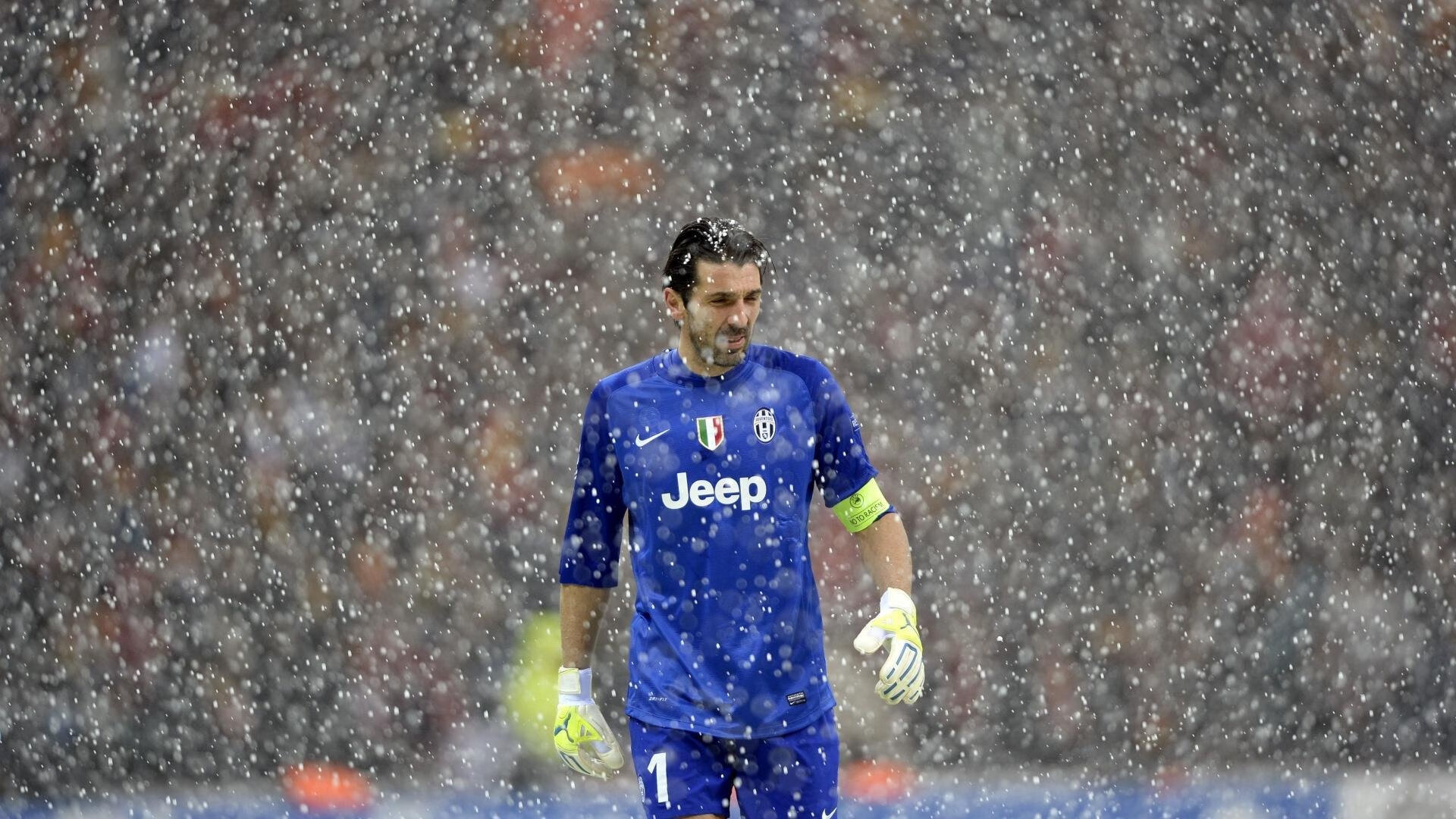 跳水赛场吉尔吉斯斯坦完成高难度动作，吉尔吉斯斯坦选手